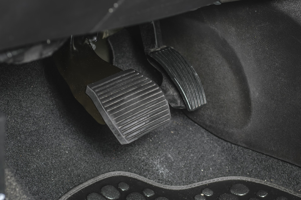 Acceleratore invertito a sinistra elettronico