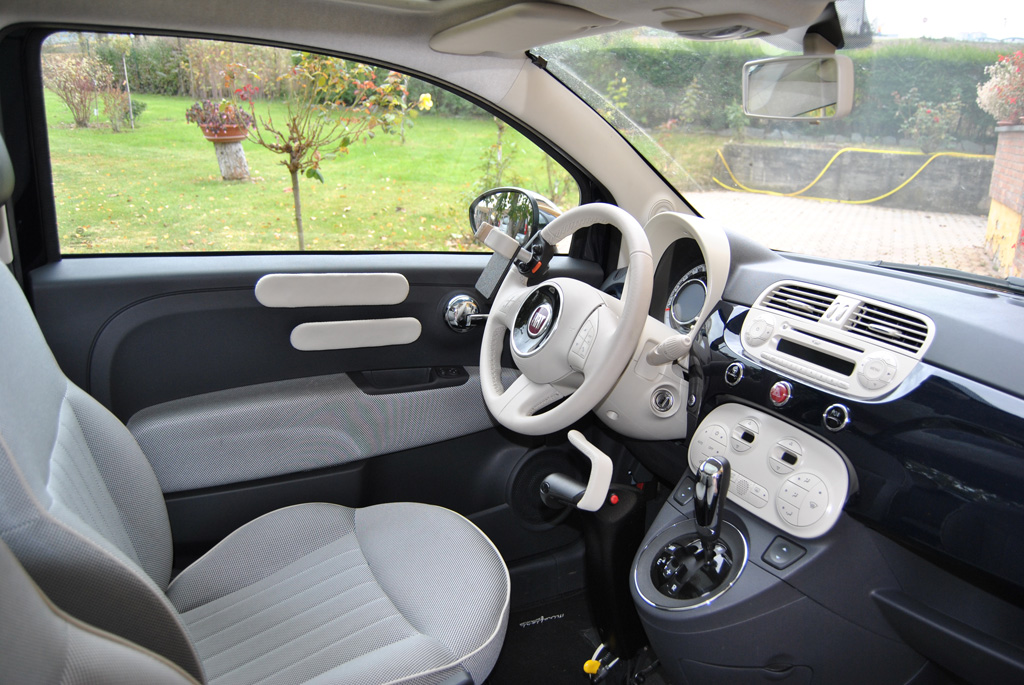 Monoleva acceleratore e freno con impugnature contenitive